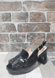 Босоножки на каблуке