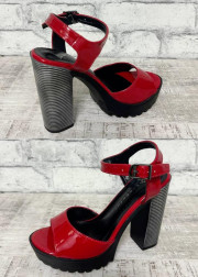 Босоножки на каблуке