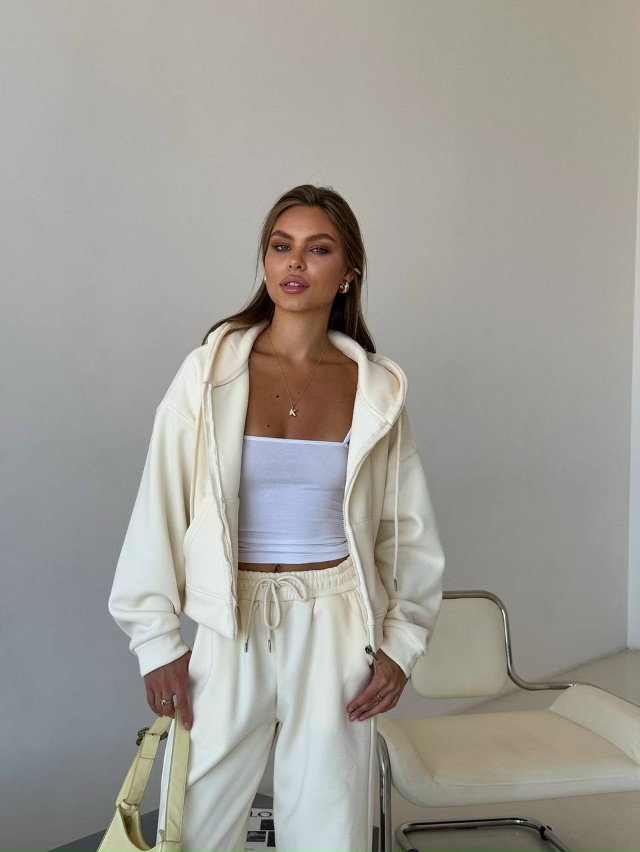 Спортивный костюм 23075938