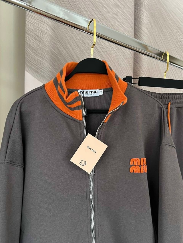 Спортивный костюм 23134561